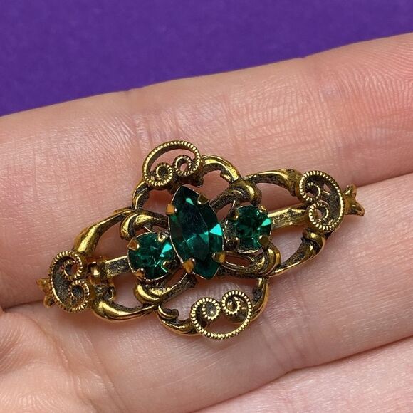 💛 Vintage Gold Plated Green Paste Filigree Brooch - Picture 2 of 5